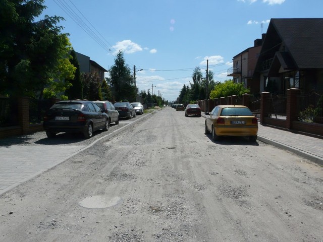 Remont ul. Jasnej (na zdjęciu) oraz równoległej do niej ul. Polnej miałby polegać na ich utwardzeniu tzw. destruktem asfaltowym.
