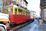 Inowrocław. Z ulicy Świętego Ducha odjechał tramwaj. Na wielkiej lawecie wprost do remontu. Zdjecia  