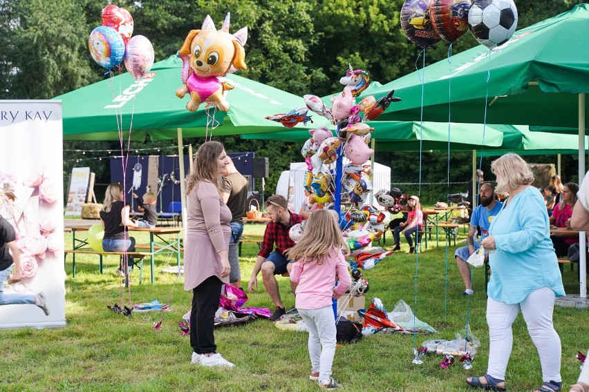 Zielony Piknik na osiedlu Miłocin w Rzeszowie na zakończenie wakacji. Pożyteczna edukacja i dużo zabawy. Zobacz zdjęcia