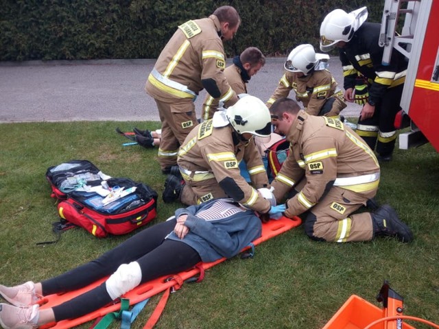 Ćwiczenia strażaków z OSP w Rozprzy. Druhowie ratowali ofiary wypadku drogowego