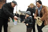 Do puszek trafiło 10 tysięcy złotych. Kutnianie chętnie wsparli tegoroczną kwestę [ZDJĘCIA]