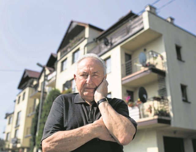 79-letni Kazimierz Dyląg przed swoim mieszkaniem na ul. Zygmuntowskiej w Krakowie, które już stracił na skutek błędu dewelopera.