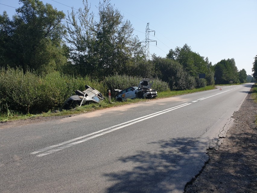 Wypadek na drodze wojewódzkiej 713 koło Sługocic. Zderzenie dwóch samochodów, jedna osoba ranna [ZDJĘCIA]