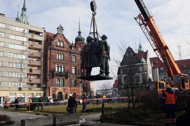 Demontaż pomnika Braterstwa Broni w Legnicy, to już rok.
