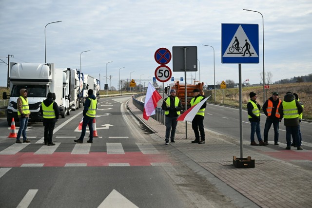 Protest rolników z Podkarpackiej Oszukanej Wsi przed polsko-ukraińskim przejściem granicznym w Medyce.