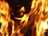 Pożar na Szwederowie: przy ul. Ugory spaliło się mieszkanie [wideo]
