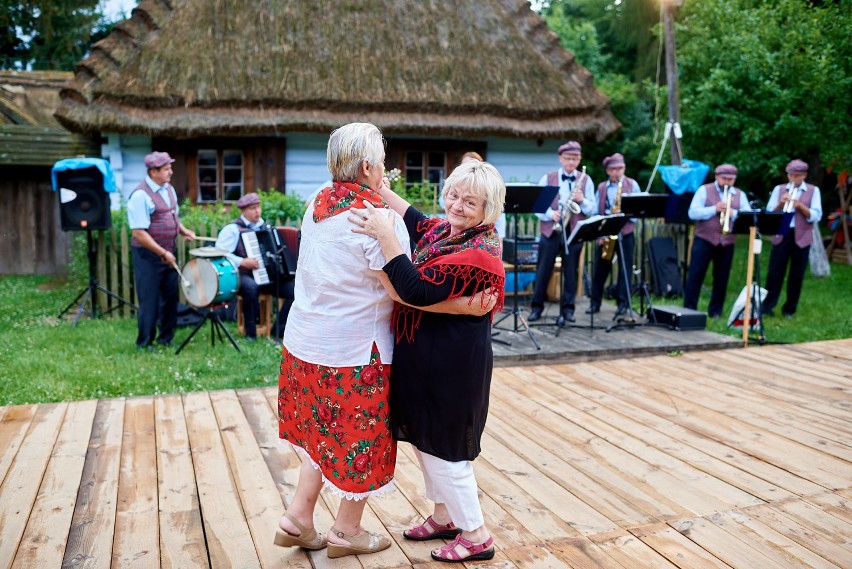 Potańcówka w skansenie. Zabawa jak za dawnych lat [ZDJĘCIA]