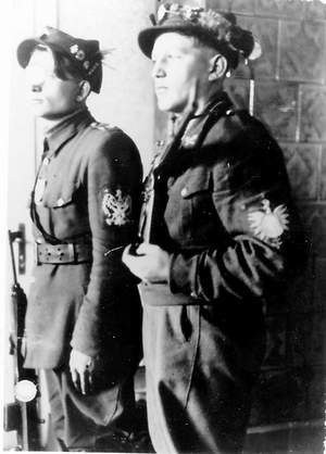 Henryk Flame &amp;#8222;Bartek&amp;#8221; po amnestii w 1947 r. (pierwszy od prawej) wraz ze swoimi żołnierzami (od lewej: Gustaw Matuszny, ps. &amp;#8222;Orzeł Biały&amp;#8221;, Wiktor Gruszczyk, ps. &amp;#8222;Groźny&amp;#8221;, Stanisław Włoch, ps. &amp;#8222;Lis&amp;#8221;).