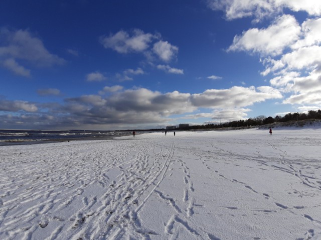 Weekend na zaśnieżonej plaży w Świnoujściu. Nad morzem jest biało! W nocy z soboty na niedzielę popruszył śnieg. Zobaczcie, jak uroczo!