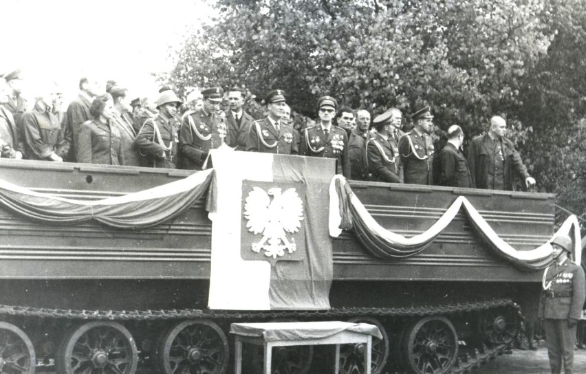 wręczenie sztandaru 12.10.1968 trybuna z PTS