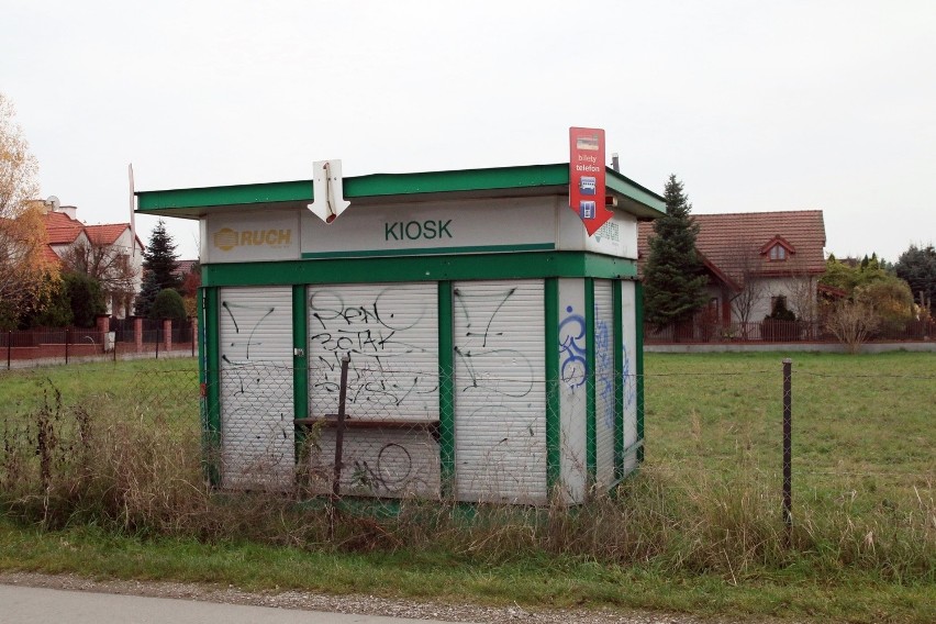 Kiedyś tętniły życiem, dzisiaj stoją opustoszałe. Kioski odchodzą do lamusa