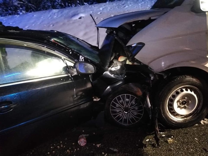 Przewalanka. Wypadek śmiertelny na DK8 na trasie Białystok - Augustów. Nie żyje kierowca opla po zderzeniu z busem [ZDJĘCIA] 