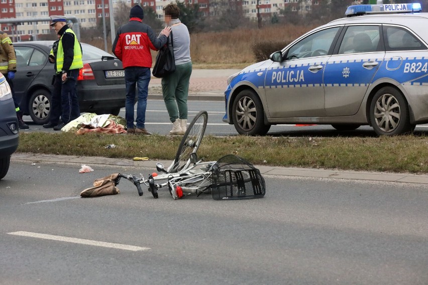 Wypadek na ulicy Piłsudskiego w Legnicy, ciężko ranny rowerzysta