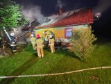 Powiat tarnowski. Pożar domu w Kąśnej Dolnej koło Ciężkowic. Ponad 50 strażaków z dziewięciu zastępów walczyło z ogniem. Straty są ogromne
