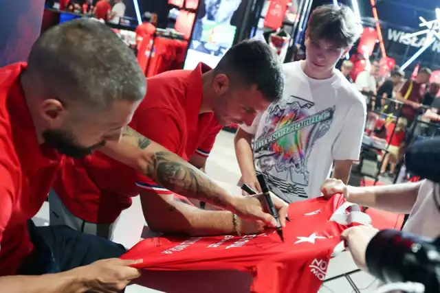 Hiszpańscy piłkarze Angel Rodado i David Junca podczas akcji promocyjnej w sklepie Wisły Kraków w sierpniu 2023 roku