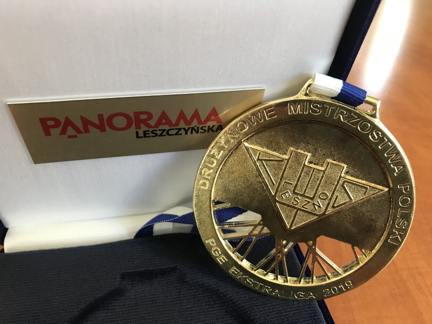 Pamiątkowy medal od Unii Leszno dla redakcji Panoramy Leszczyńskiej
