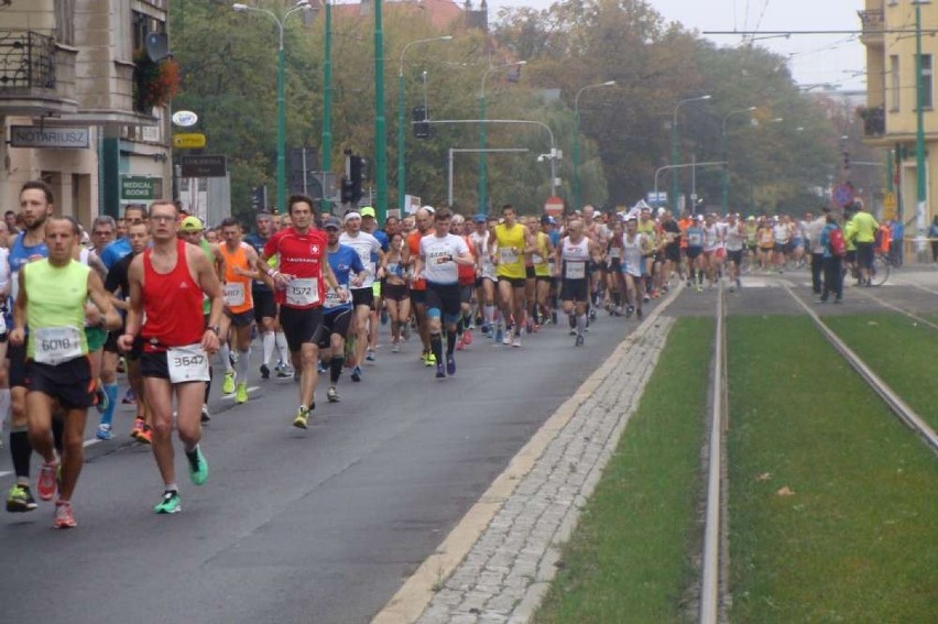 Poznań Maraton przed redakcją "Naszego Miasta"