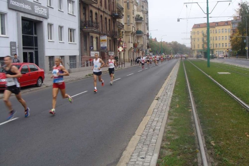 Poznań Maraton przed redakcją "Naszego Miasta"