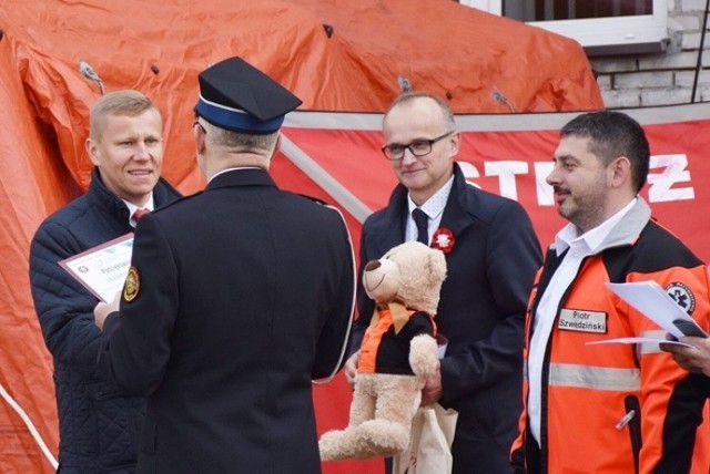 Nowy sprzęt trafił do strażaków ochotników i ratowników medycznych ze Sławkowa

Zobacz kolejne zdjęcia/plansze. Przesuwaj zdjęcia w prawo naciśnij strzałkę lub przycisk NASTĘPNE