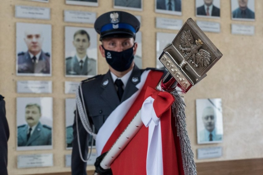 Święto Policji w Elblągu. Funkcjonariusze odebrali awanse i odznaczenia 