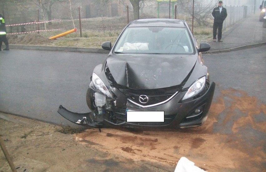 Wypadek na ulicy Prusa. Mazda uderzyła w ogrodzenie