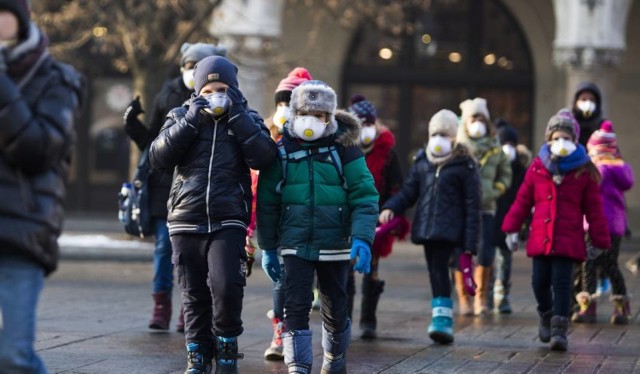 Wielu rodziców nie chce, aby ich dzieci wychodziły na zewnątrz, gdy pojawia się smog.