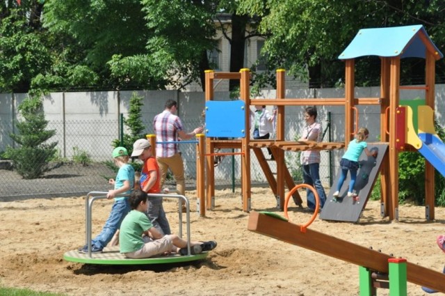 Plac zabaw przy ZSG 7 w Radomsku w dniu otwarcia (2013 rok)