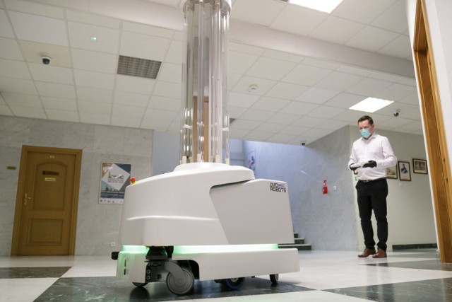 Robot będzie pomagał w walce z koronawirusem. Innowacyjny sprzęt w Warszawie