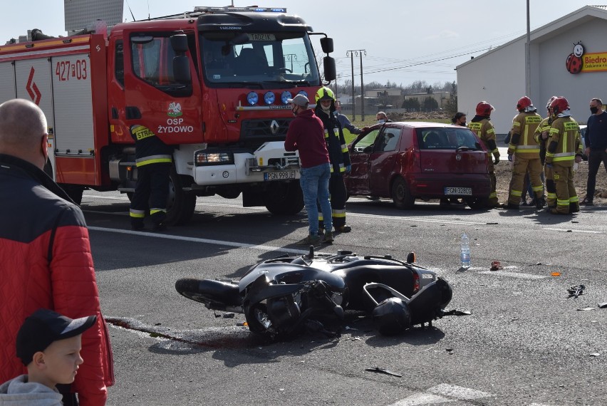 Żydowo. Poważny wypadek z udziałem motocyklisty. Motocykl całkowicie rozbity! [FOTO]