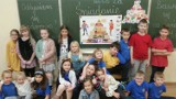 Dzień Zdrowego Śniadania w Szkole Podstawowej numer 28 w Kielcach. Dzieci z klasy drugiej wiedzą, co jest pyszne i zdrowe. Zobacz zdjęcia