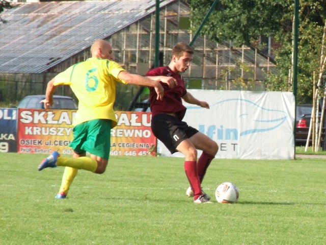 W pojedynku lokalnych rywali, rozegranym w Osieku na inaugurację jesieni w V lidze, miejscowa Brzezina pokonała Sołę Łęki 2-0. Na zdjęciu: Przemysław Bernaś (Osiek, z lewej) walczy z Kacprem Górkiewiczem.