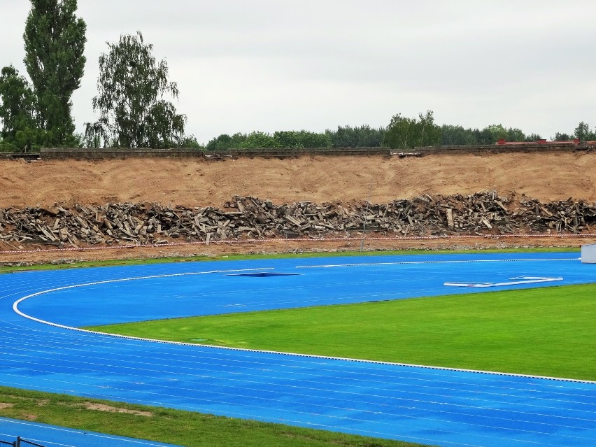 Stadion przy ul. Żeromskiego w Pile: trwa burzenie trybun