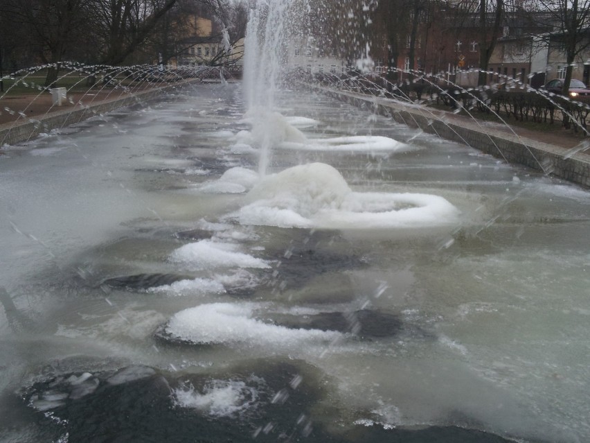 Oblodzona fontanna w Wejherowie