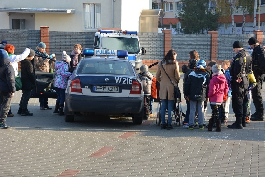 Dzieci ze szkoły specjalnej i z szóstki na komendzie policji w Stargardzie