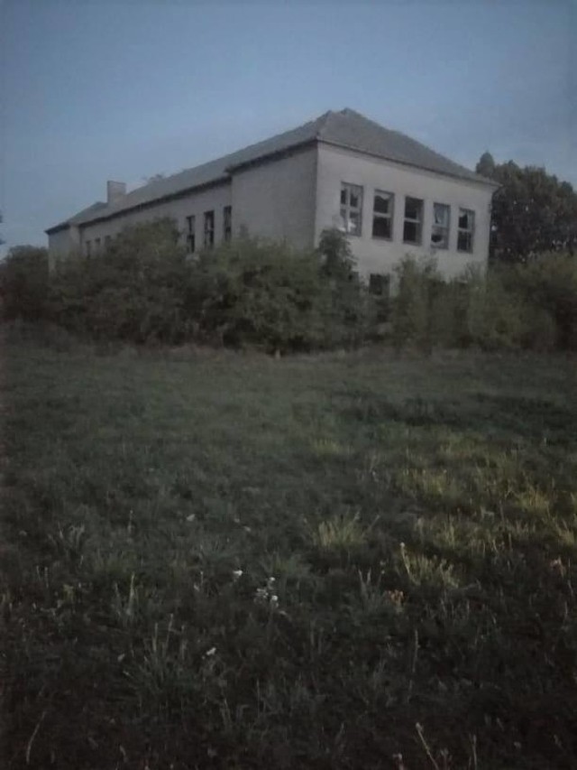 Gmina Książki od lat starała się o sprzedanie nieużytkowanego budynku po byłej szkole w Brudzawkach