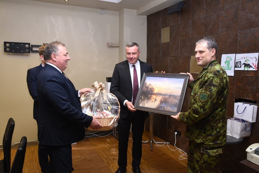 Włodawscy samorządowcy odwiedzili estońskich żołnierzy stacjonujących w Okunince