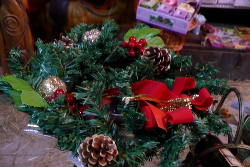 Świąteczne dekoracje ze sklepu pachnącego sianem