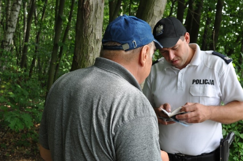 Kaliscy policjanci uratowali tonącego 20-latka. Mężczyzna próbował odebrać sobie życie