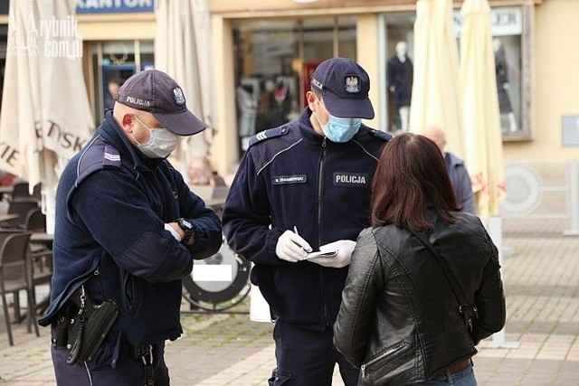 W niedzielę, 11 października, mandaty za brak maseczki w woj. śląskim otrzymało 1325 osób.

Najwięcej mandatów posypało się m.in. w Jastrzębiu-Zdroju - 48