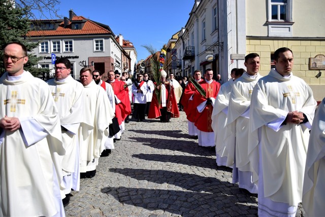 Po ograniczeniach spowodowanych pandemią, na nowo wróciły tradycyjne obchody Niedzieli Palmowej. Na sandomierskim Rynku biskup Krzysztof Nitkiewicz poświęcił wielkanocne palmy.  We wspólnej modlitwie uczestniczyli kapłani, młodzież przybyła z różnych stron diecezji, Rycerstwo Ziemi Sandomierskiej oraz wierni. Więcej na kolejnych zdjęciach.