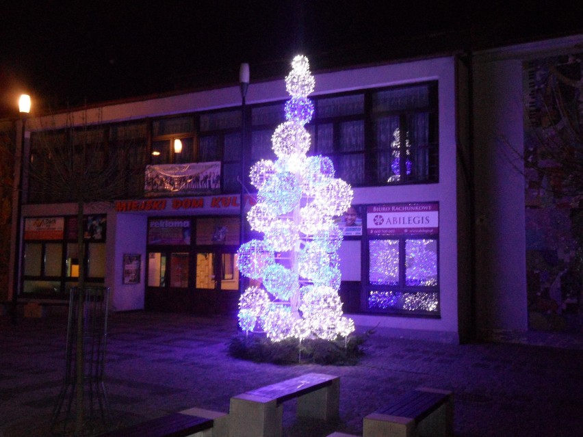 Nowe dekoracje świąteczne w Myszkowie. Przed Miejskim Domem Kultury stanęła choinka [ZDJĘCIA]