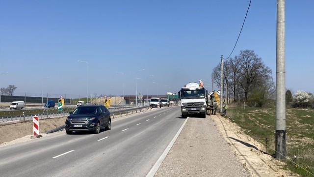 Odcinek S7 Grójec - Tarczyn ma być gotowy do połowy czerwca tego roku. Trwają między innymi prace przy drogach lokalnych, budowane jest ogrodzenie i roboty kanalizacyjne.