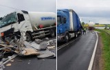 Wypadek. Na DK 25 w Mąkowarsku zderzyła się cysterna z pojazdem ciężarowym. Droga zablokowana [zdjęcia]