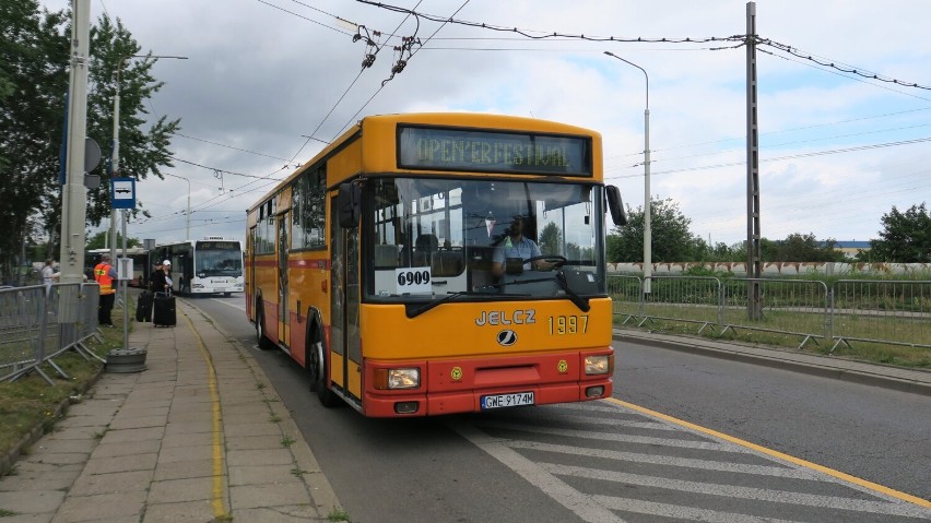 Piętrusem, lub zabytkowym ikarusem na Open'era? Takie rzeczy tylko w Gdyni! Jakie autobusy dowożą gości na festiwal na lotnisku?