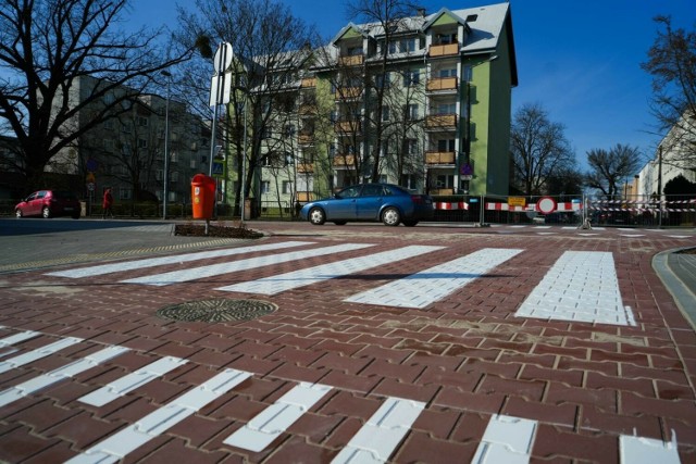 Trzy tygodnie trwała przebudowa skrzyżowania ulic Podgórnej i Wiązowej w Toruniu. Zostało ono wyniesione, co ma poprawić bezpieczeństwo w tym miejscu.