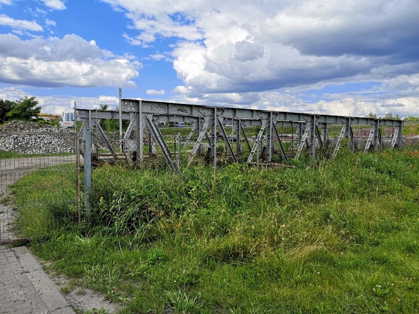 Zabytkowy mostek z ul. Kruszelnickiego leży na placu w pobliżu "średnicówki". Co się z nim stanie?
