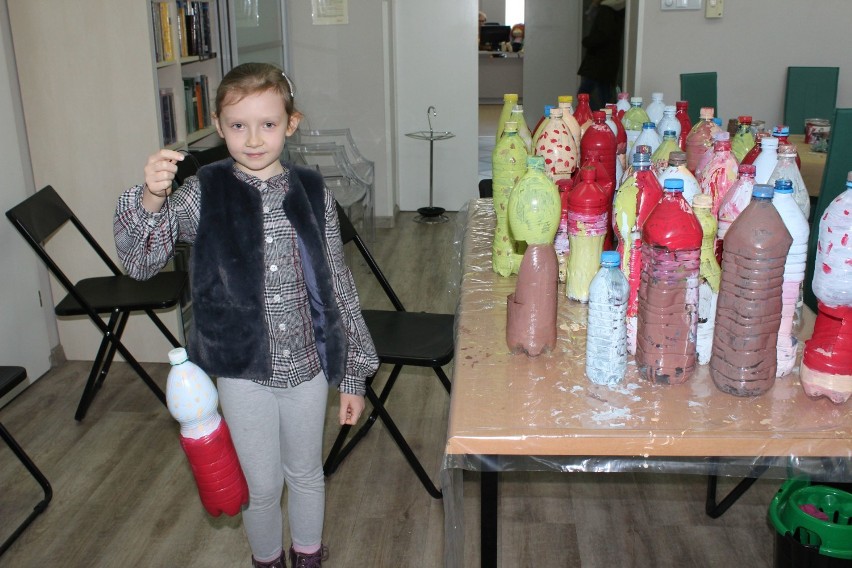 Dzieci wykonały karmniki z butelek w ramach feryjnych zajęć w wieluńskiej bibliotece[FOTO]