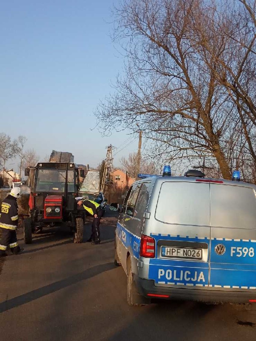 Samochód zderzył się z traktorem w Woli Przedmiejskiej