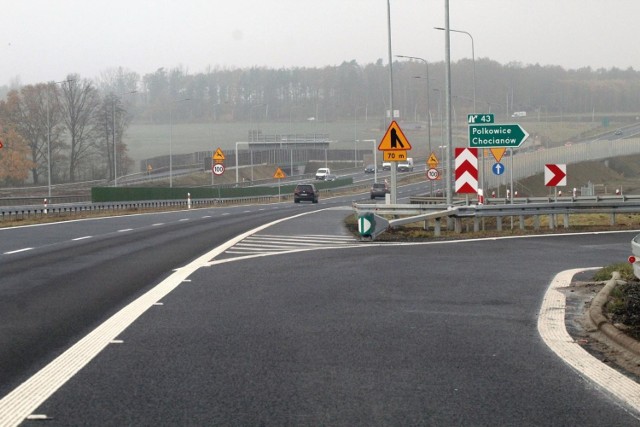 W czwartek 2 grudnia 2021 roku na drogach w Polsce pojawiły się nowe znaki drogowe, na które kierowcy będą musieli zwrócić szczególną uwagę. Od 2 grudnia na drogach w Polsce pojawiło się sześć nowych znaków drogowych, na które kierowcy będą musieli zwrócić uwagę. Co to za znaki? Jak wyglądają nowe znaki?

Zobacz na kolejnych slajdach w naszej galerii, jak wyglądają nowe znaki drogowe >>>>>