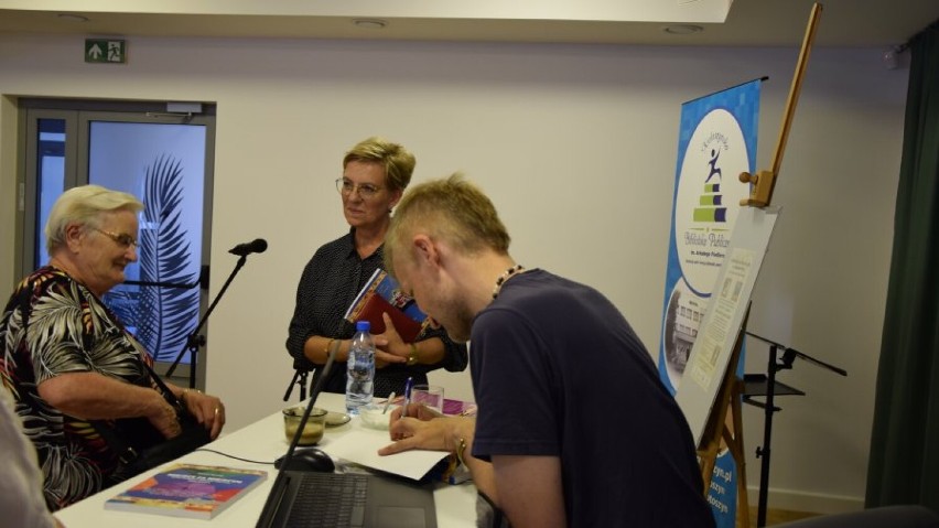 Podróżnik i dziennikarz Michał Szulim w krotoszyńskiej bibliotece